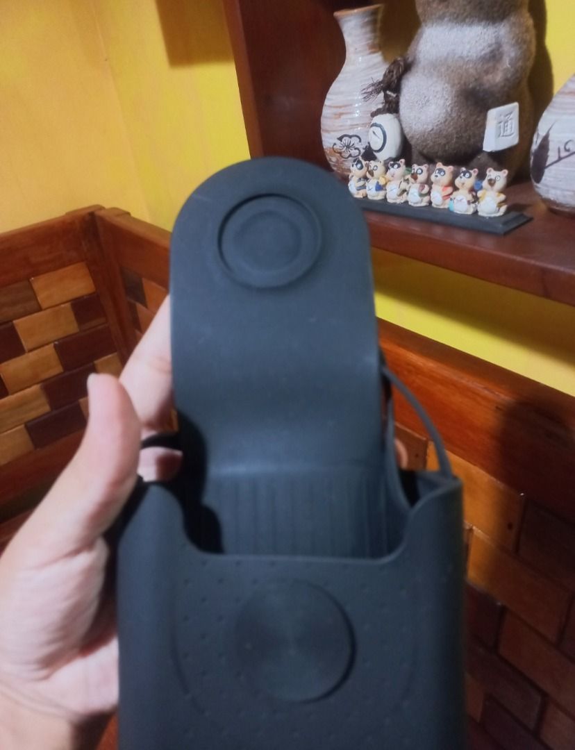 BONE COLLECTION Bubble Crossbody Phone Bag ( Black) (Category: Cross-body Bags) located in Pugo. Submitted by mhylee_fang1989 (Listing ID 1467106679, Image 3). Description: .