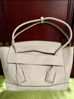 (Category: ) located in . Submitted by luxxe_closet (Listing ID 1467054769, Image 1). Description: .