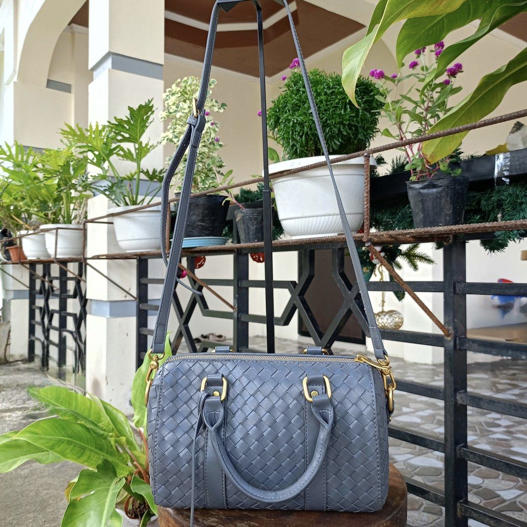 Bottega Veneta crossbody bag (Category: Cross-body Bags) located in Barugo. Submitted by green.trendsetter (Listing ID 1467081842, Image 3). Description: PRELOVED FINDS FROM JAPAN PLEASE READ BEFORE PURCHASING • PRELOVED MEANS PRELOVED. Each piece has been previously loved and may naturally have signs of use such as creasing, scratches, stains, discoloration, or other imperfections. Kindly manage your expectations accordingly. • AUTHENTICITY IS N