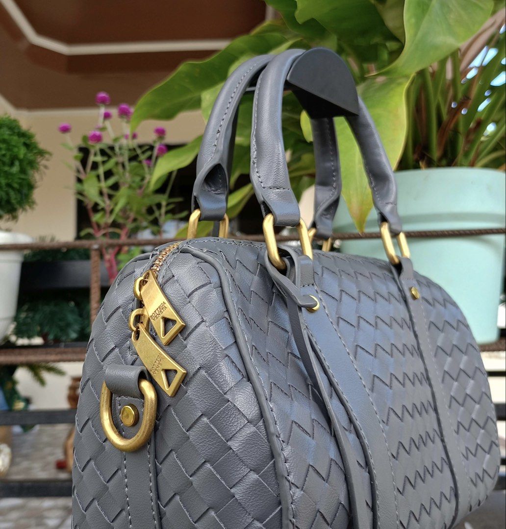 Bottega Veneta crossbody bag (Category: Cross-body Bags) located in Barugo. Submitted by green.trendsetter (Listing ID 1467081842, Image 2). Description: PRELOVED FINDS FROM JAPAN PLEASE READ BEFORE PURCHASING • PRELOVED MEANS PRELOVED. Each piece has been previously loved and may naturally have signs of use such as creasing, scratches, stains, discoloration, or other imperfections. Kindly manage your expectations accordingly. • AUTHENTICITY IS N
