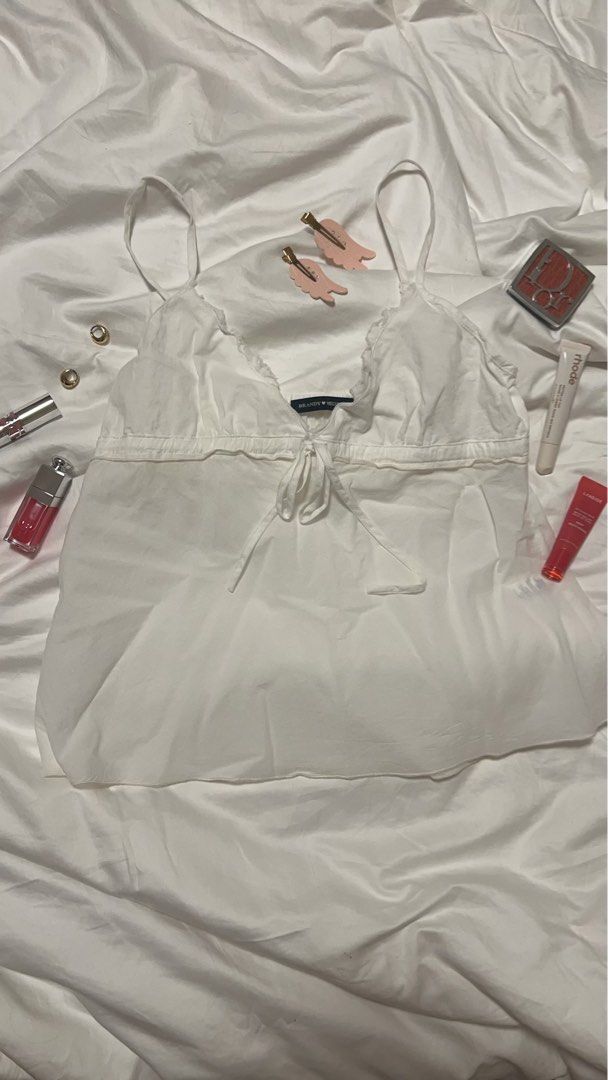 Brandy Melville White Edith Top (Category: Sleeveless) located in Cagayan de Oro. Submitted by en.iruyas (Listing ID 1467093106, Image 1). Description: - Brand: Brandy Melville (Tag intact) - SLIGHTLY negotiable - only worn ONCE - sf shouldered by BUYER 📍: Cagayan de Oro, Mindanao (pls be ready to pay slightly higher sf if from luzon) accessories and makeup aren't included po, for decor lang 😅 .