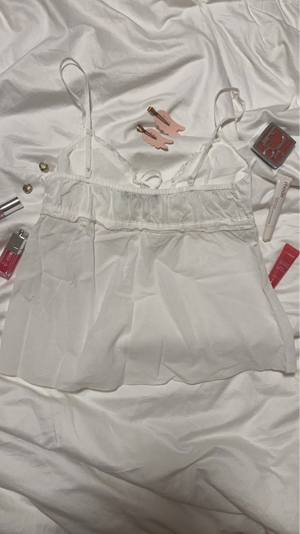 Brandy Melville White Edith Top (Category: Sleeveless) located in Cagayan de Oro. Submitted by en.iruyas (Listing ID 1467093106, Image 2). Description: - Brand: Brandy Melville (Tag intact) - SLIGHTLY negotiable - only worn ONCE - sf shouldered by BUYER 📍: Cagayan de Oro, Mindanao (pls be ready to pay slightly higher sf if from luzon) accessories and makeup aren't included po, for decor lang 😅 .