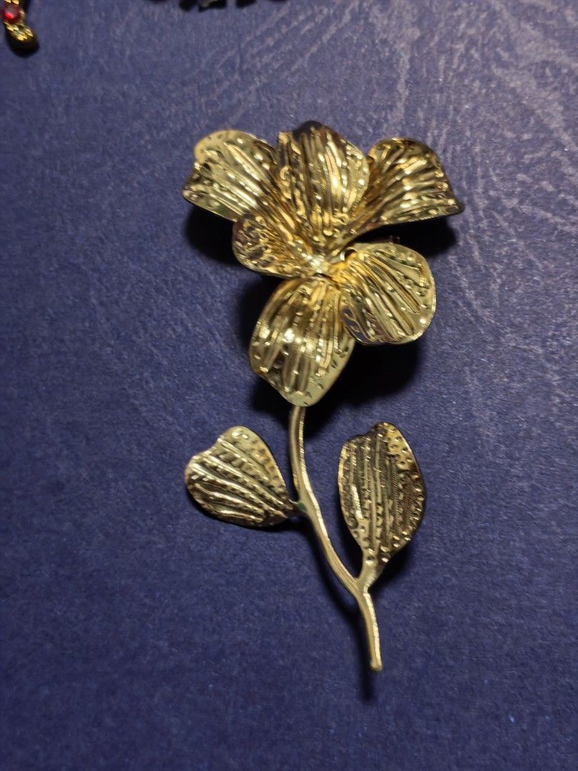 Brooch Pin Flower (Category: Brooches) located in Taguig. Submitted by jeannescarlet (Listing ID 1467038861, Image 1). Description: 💎Brand New 💎Alloy Material.