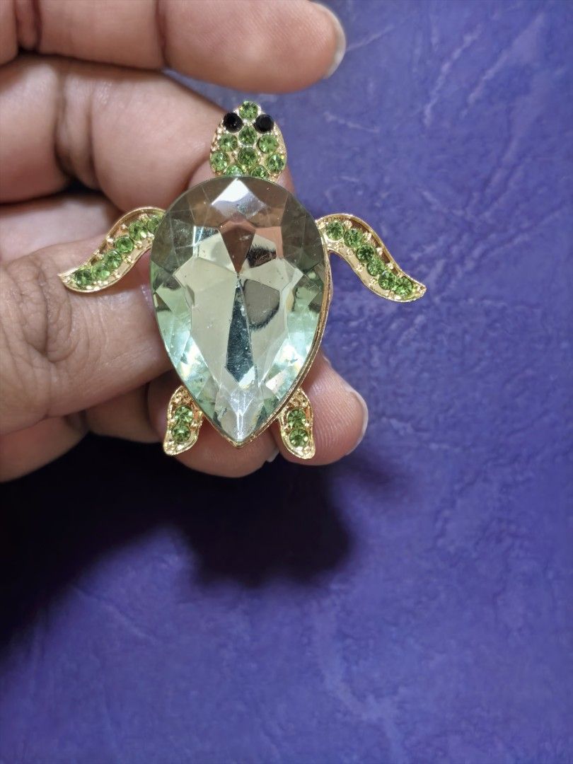 Brooch Pin White and Gold Turtle (Category: Brooches) located in Taguig. Submitted by jeannescarlet (Listing ID 1467078310, Image 1). Description: 💎Brand New 💎Alloy Material.