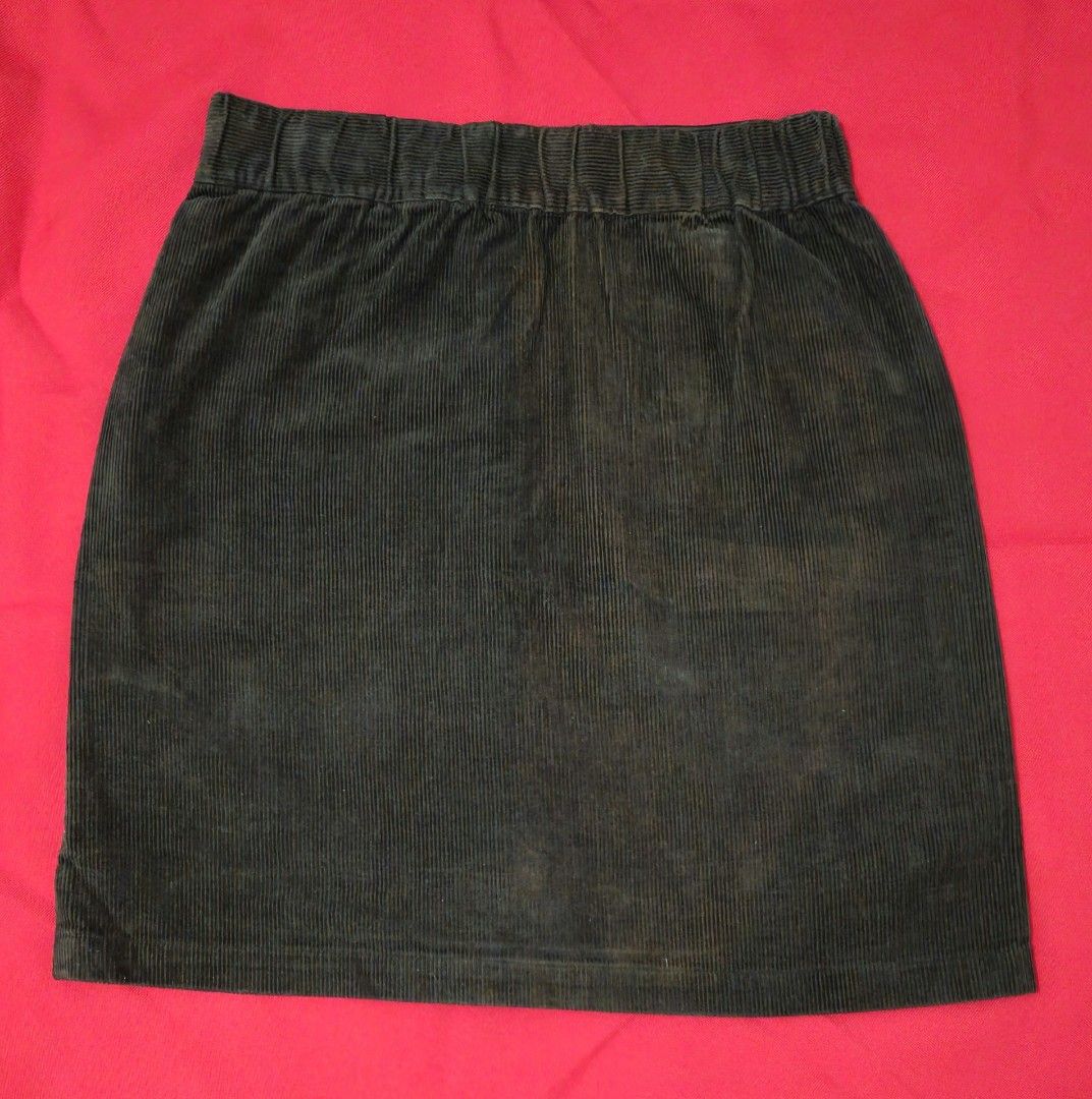 Brown Corduroy Button-Front Mini Skirt (Category: Skirts) located in Cainta. Submitted by franchescamartinez (Listing ID 1467145777, Image 3). Description: - Color: Dark Brown - Material: Structured ribbed corduroy fabric - Fit: Mid-rise - Features: Center button-front closure with metallic buttons, two front pockets - Style: Simple, versatile, and easy to pair with basic tees - Measurements: flat lay waist: 13.5in hips: 18in length: 18.5in - Siz
