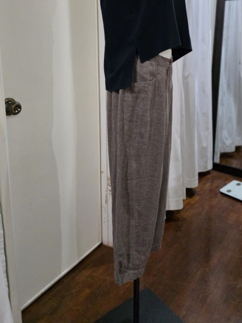 Brown Linen Pants (Category: Other Bottoms) located in Quezon City. Submitted by sec0nd.st0ry (Listing ID 1466980446, Image 3). Description: - korean brand - Size: 08 (small) - Pairing: Earthy tone that easily matches neutral tops.