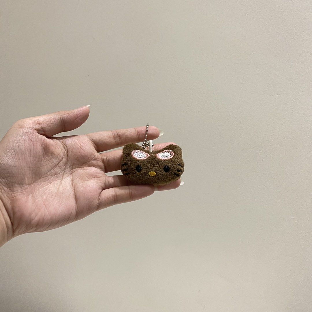 Brown Tanned Hello Kitty Plush Charm (Category: Charms) located in San Pedro. Submitted by jellybean.co (Listing ID 1467107419, Image 1). Description: .