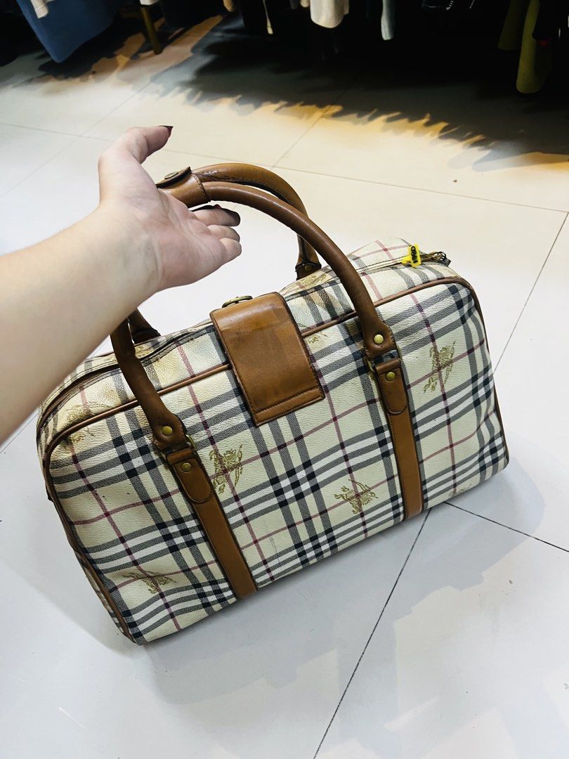 Burberry Check Travel Duffle Bag (Category: Luxury Bags & Wallets) located in Manila. Submitted by irenekaren57943 (Listing ID 1467038497, Image 2). Description: 𝐁𝐔𝐑𝐁𝐄𝐑𝐑𝐘 𝐓𝐑𝐀𝐕𝐄𝐋𝐈𝐍𝐆 𝐁𝐀𝐆 ➤ 𝐈𝐬𝐬𝐮𝐞: 𝐍𝐞𝐞𝐝 𝐇𝐞𝐚𝐯𝐲 𝐖𝐚𝐬𝐡! 𝐀𝐥𝐥 𝐝𝐞𝐭𝐚𝐢𝐥𝐬 𝐩𝐨𝐬𝐭𝐞𝐝! .