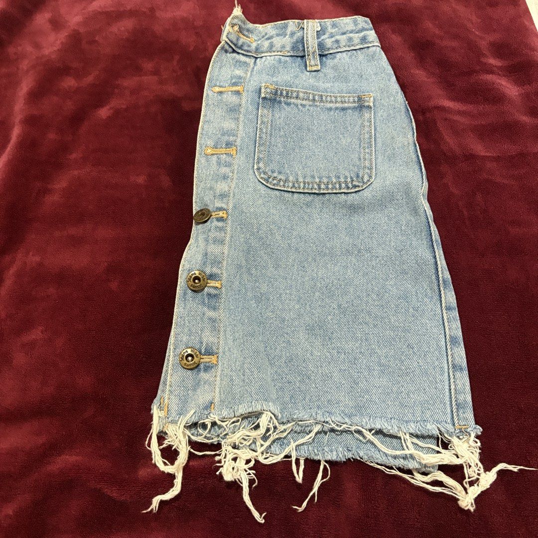 Button denim skirt (Category: Skirts) located in Manila. Submitted by serra_shop (Listing ID 1467051123, Image 2). Description: Goods Waist: 23-25 Location: Pampanga Courier: J&T.