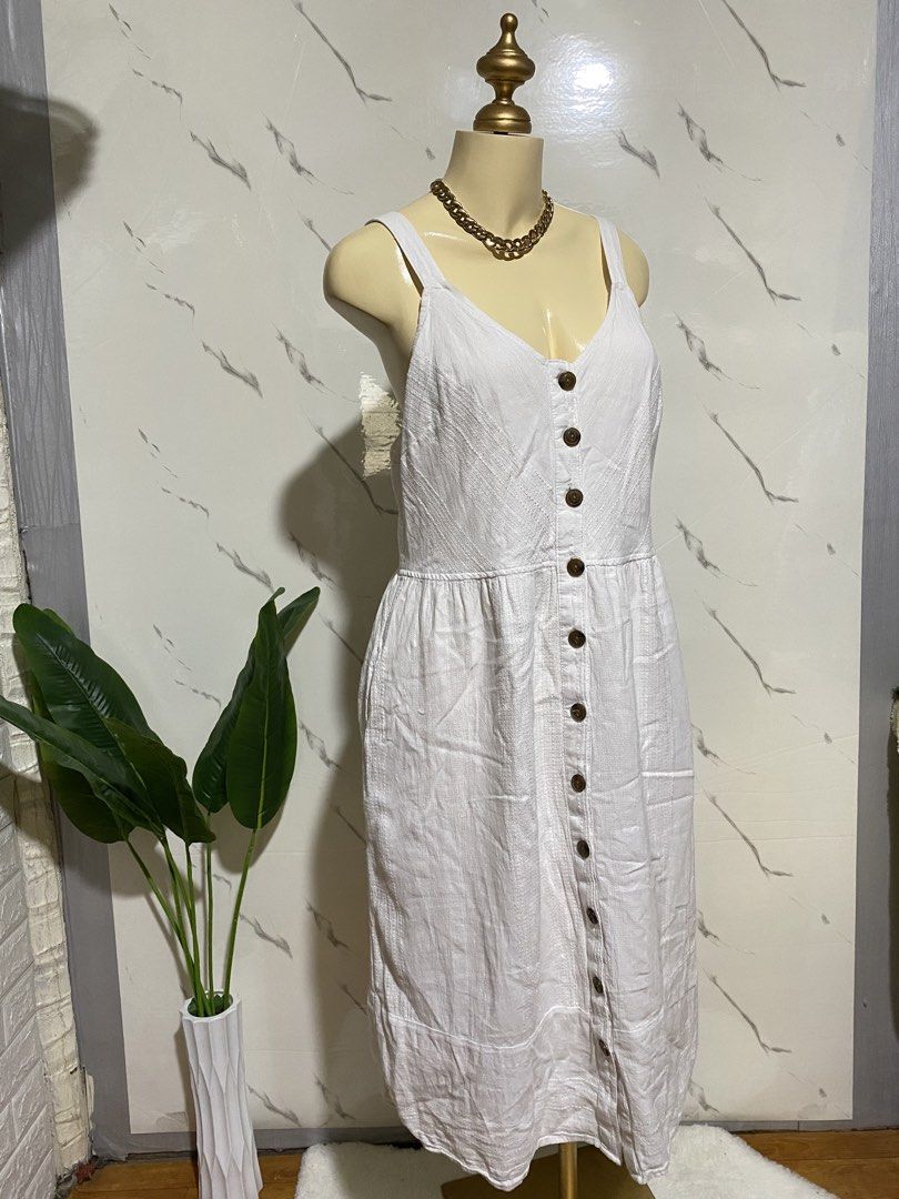 Button down white dress (Category: Dresses) located in Taguig. Submitted by KL_Outfits (Listing ID 1467067818, Image 1). Description: .