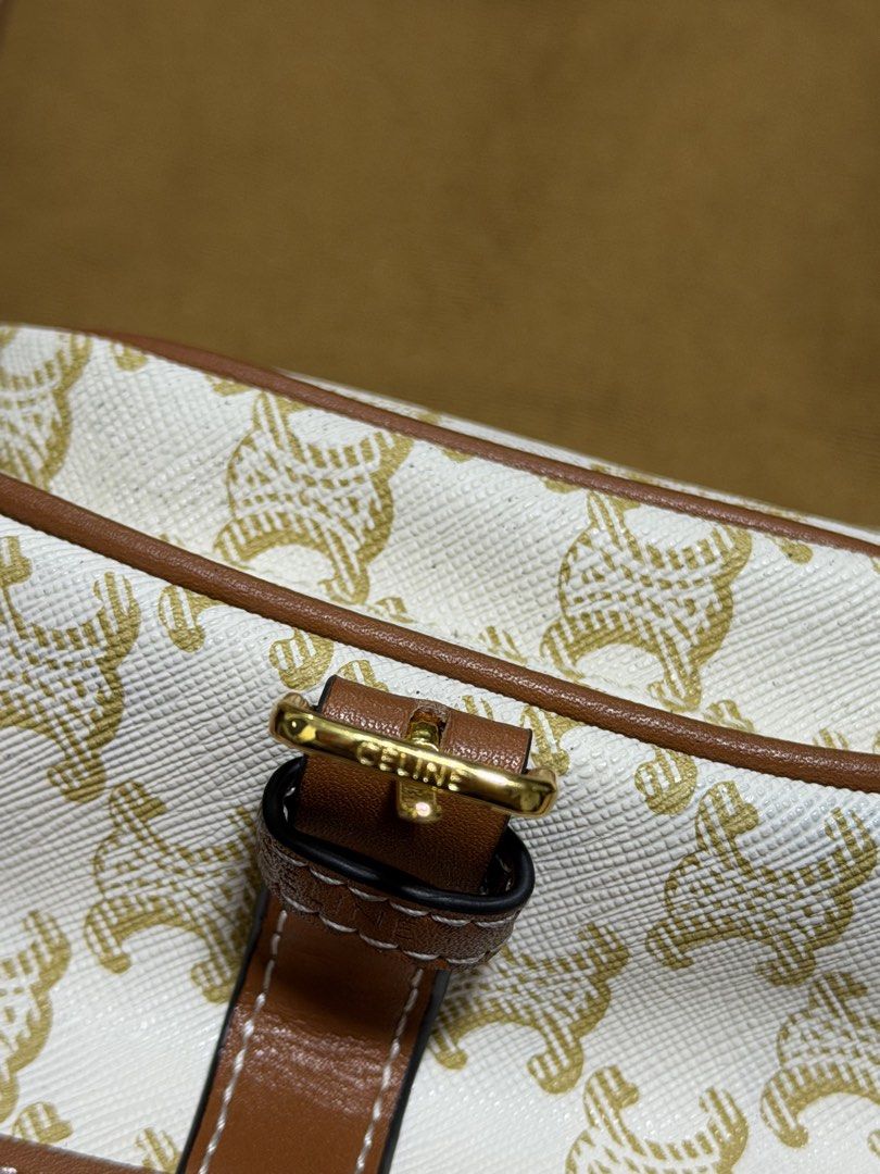 C E L I N E Triomphe Folco Leather (Category: Cross-body Bags) located in Carmona. Submitted by vetaesencial (Listing ID 1467095468, Image 3). Description: Not guaranteed With free dustbag No issue From Japan .