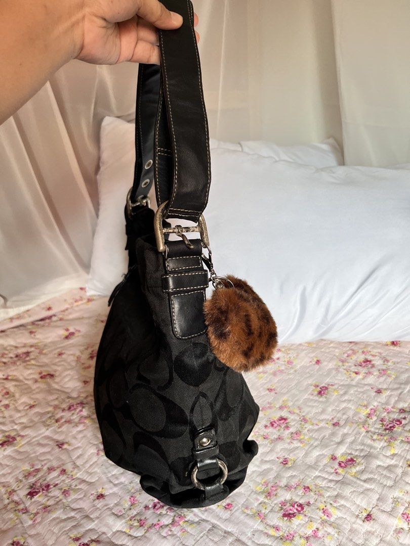 c o a c h jacquard hobo (Category: Shoulder Bags) located in Bulacan. Submitted by curatedpiecesbyk (Listing ID 1467118008, Image 3). Description: .