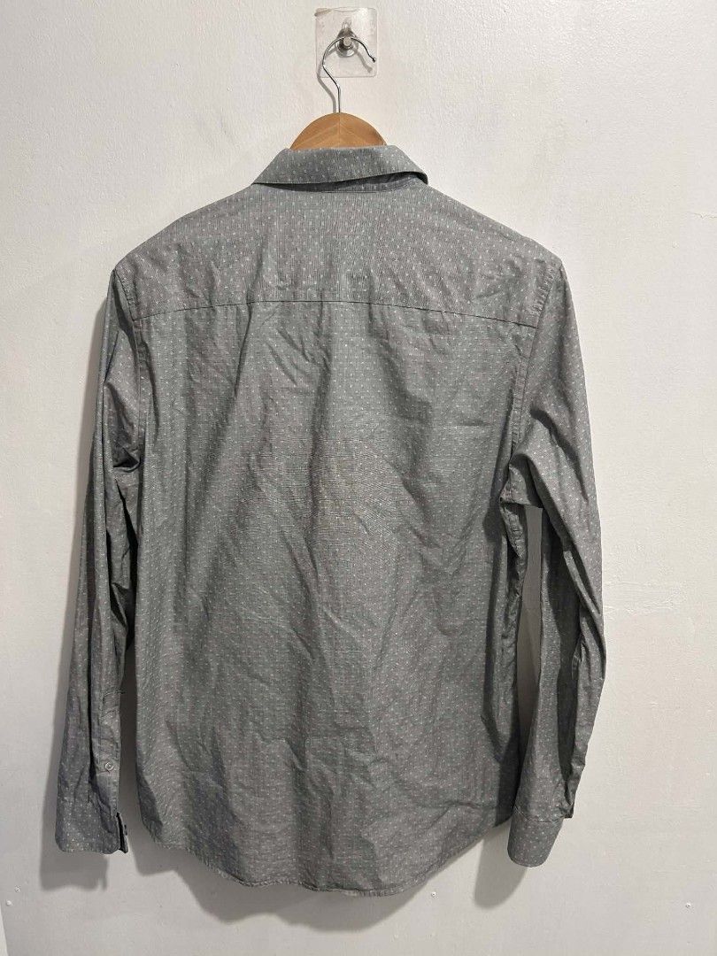 Calvin Klein Infinite Cool Gray Long Sleeve Button Down Shirt (Category: Longsleeves) located in Rizal. Submitted by thrift_finds_739 (Listing ID 1467070625, Image 2). Description: NO ISSUE Size: Medium | For Women Color rate: 9/10 Length: 27 Width: 21 Please manage your expectations — we open premium bulk ukay bundles shipped directly from the US! 🇺🇸.