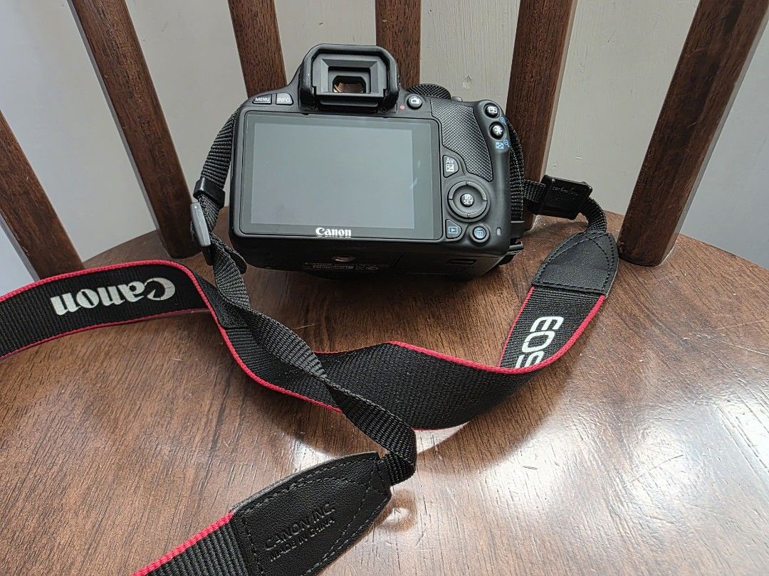 Canon EOS 100D 單反相機淨機身連原裝帶 （分類：相機）位於 Hong Kong。 由 cunext 提交（商品編號 1466982144，圖片 2）。簡介： Canon EOS 100D單反相機body，機身細部，好適合新手學影相。有原裝Canon頸帶。淨機身冇鏡頭，有盒及配件，物件少用新淨，所有掣同mon都正常。地點可傾。。