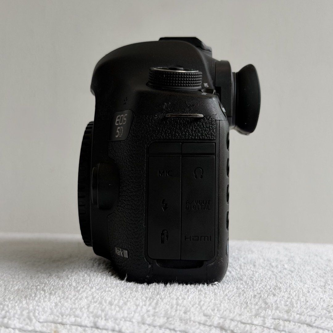 Canon EOS 5D Mark III (Category: Cameras) located in Dasmarinas. Submitted by fromyclosettt (Listing ID 1467023139, Image 3). Description: Canon EOS 5D Mark III | Full-Frame DSLR A reliable full-frame camera for photojournalism, professional photography, and events. Specifications • Full-frame 22.3MP CMOS sensor • 61-point autofocus system • Up to 6 fps continuous shooting • Durable magnesium-alloy body Unit Details • Shutter Count: 28,333 • Cosm