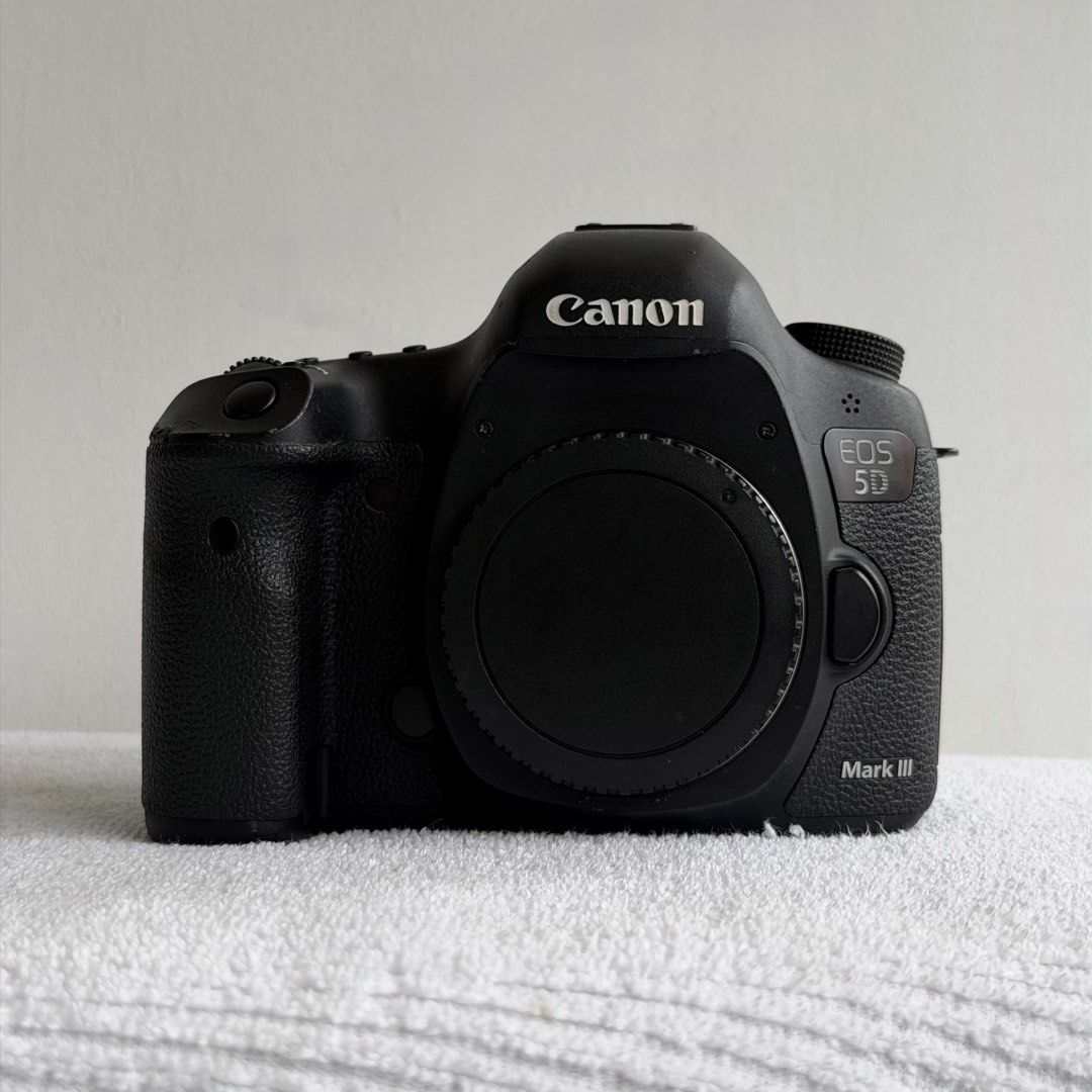 Canon EOS 5D Mark III (Category: Cameras) located in Dasmarinas. Submitted by fromyclosettt (Listing ID 1467023139, Image 1). Description: Canon EOS 5D Mark III | Full-Frame DSLR A reliable full-frame camera for photojournalism, professional photography, and events. Specifications • Full-frame 22.3MP CMOS sensor • 61-point autofocus system • Up to 6 fps continuous shooting • Durable magnesium-alloy body Unit Details • Shutter Count: 28,333 • Cosm