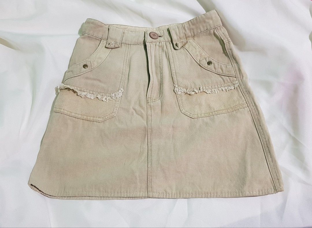 Cargo Denim Skirt (Category: Skirts) located in San Fernando. Submitted by lei_apparel (Listing ID 1467104011, Image 1). Description: Color rate: 10/10 No issue Size 24-26 Pm for more details💌.