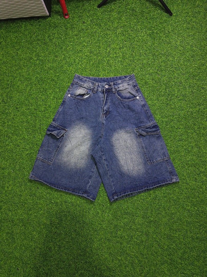 CARGO JORTS WOMENS SIZE (Category: Shorts) located in Toledo. Submitted by rare_district (Listing ID 1467146958, Image 1). Description: Excellent Condition No issue Size 26-27 Length - 22 Pasok sa pang lalaki pag maliit size.