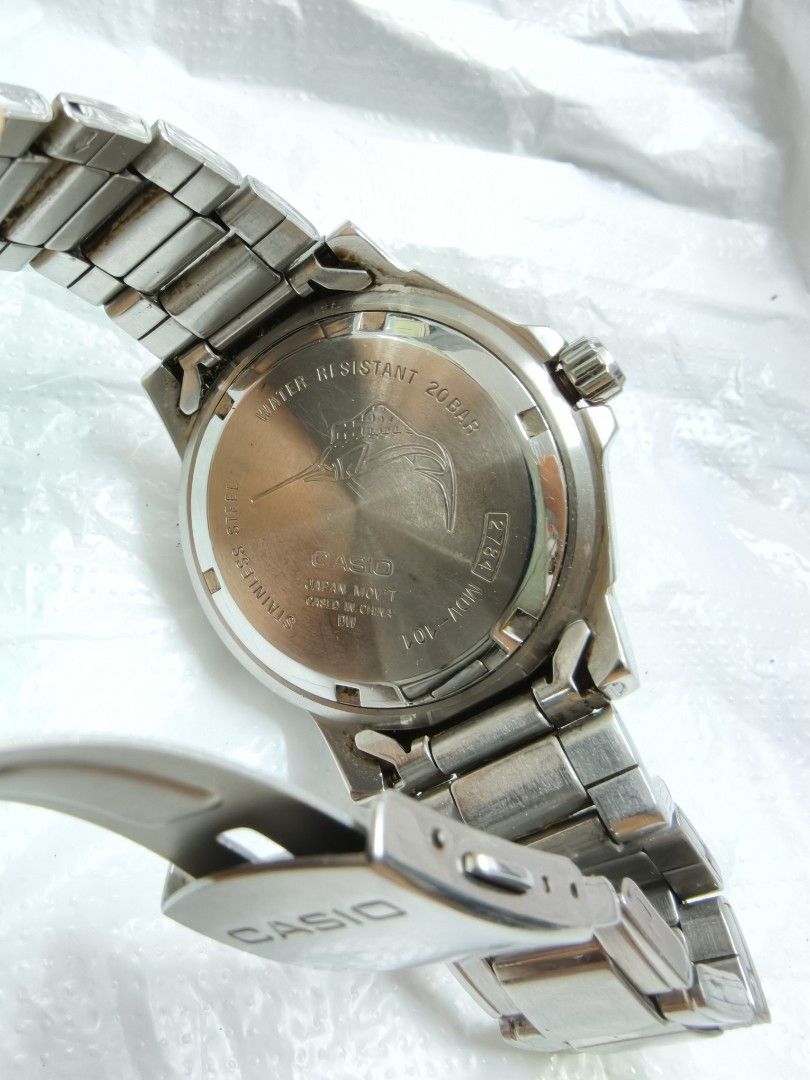 casio 潛水表 （分類：手錶）位於 Hong Kong。 由 lo_yeah 提交（商品編號 1467124199，圖片 8）。簡介： Casio 潛水表，行走正常。表圈可轉動有點緊。 石英電子表。 表圏40cm. 這是一隻 Casio（卡西歐） 的石英潛水錶，屬於經典的 Casio Duro / Marlin（槍魚）系列。 ​錶款的主要特徵包括： ​經典潛水錶設計：配備黑色旋轉錶圈（帶有清晰的數字刻度和三角形夜光標記）、黑色錶盤及大型立體時標。 ​標誌性圖案：錶盤 6 點鐘位置印有標誌性的「槍魚（Marlin）」標誌。 ​實用功能：3 點鐘方向設有日期顯示窗，具備 200 米（20 Bar）防水性能（WR 200M）以及石英機芯（Quartz）。 ​材質：不鏽鋼錶殼與金屬鏈帶。。