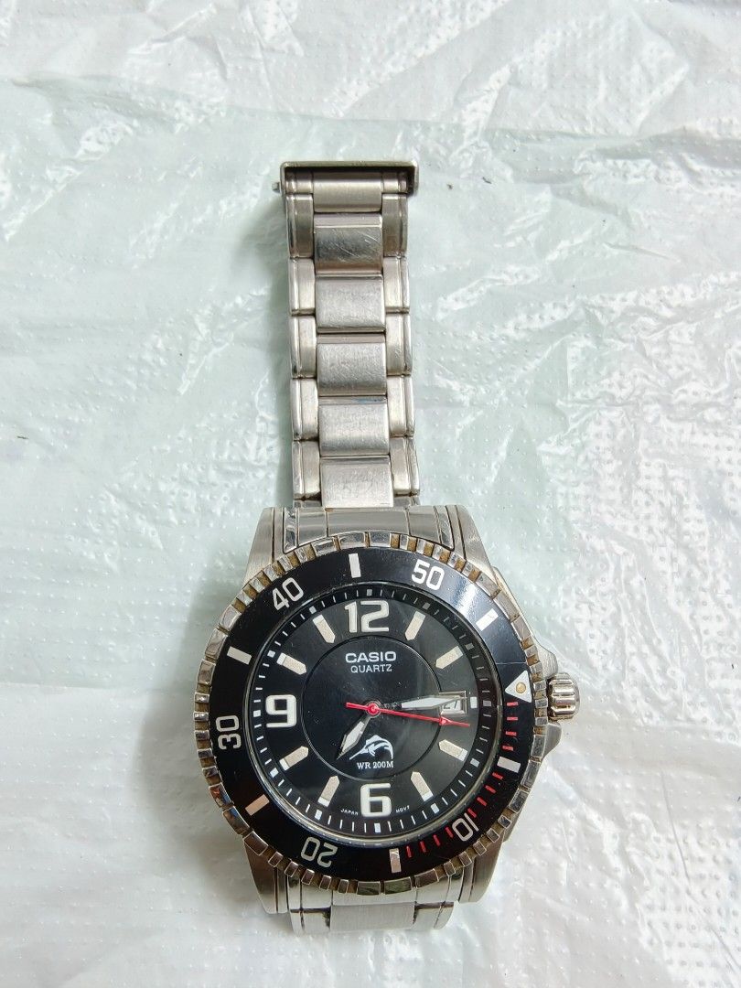 casio 潛水表 （分類：手錶）位於 Hong Kong。 由 lo_yeah 提交（商品編號 1467124199，圖片 3）。簡介： Casio 潛水表，行走正常。表圈可轉動有點緊。 石英電子表。 表圏40cm. 這是一隻 Casio（卡西歐） 的石英潛水錶，屬於經典的 Casio Duro / Marlin（槍魚）系列。 ​錶款的主要特徵包括： ​經典潛水錶設計：配備黑色旋轉錶圈（帶有清晰的數字刻度和三角形夜光標記）、黑色錶盤及大型立體時標。 ​標誌性圖案：錶盤 6 點鐘位置印有標誌性的「槍魚（Marlin）」標誌。 ​實用功能：3 點鐘方向設有日期顯示窗，具備 200 米（20 Bar）防水性能（WR 200M）以及石英機芯（Quartz）。 ​材質：不鏽鋼錶殼與金屬鏈帶。。