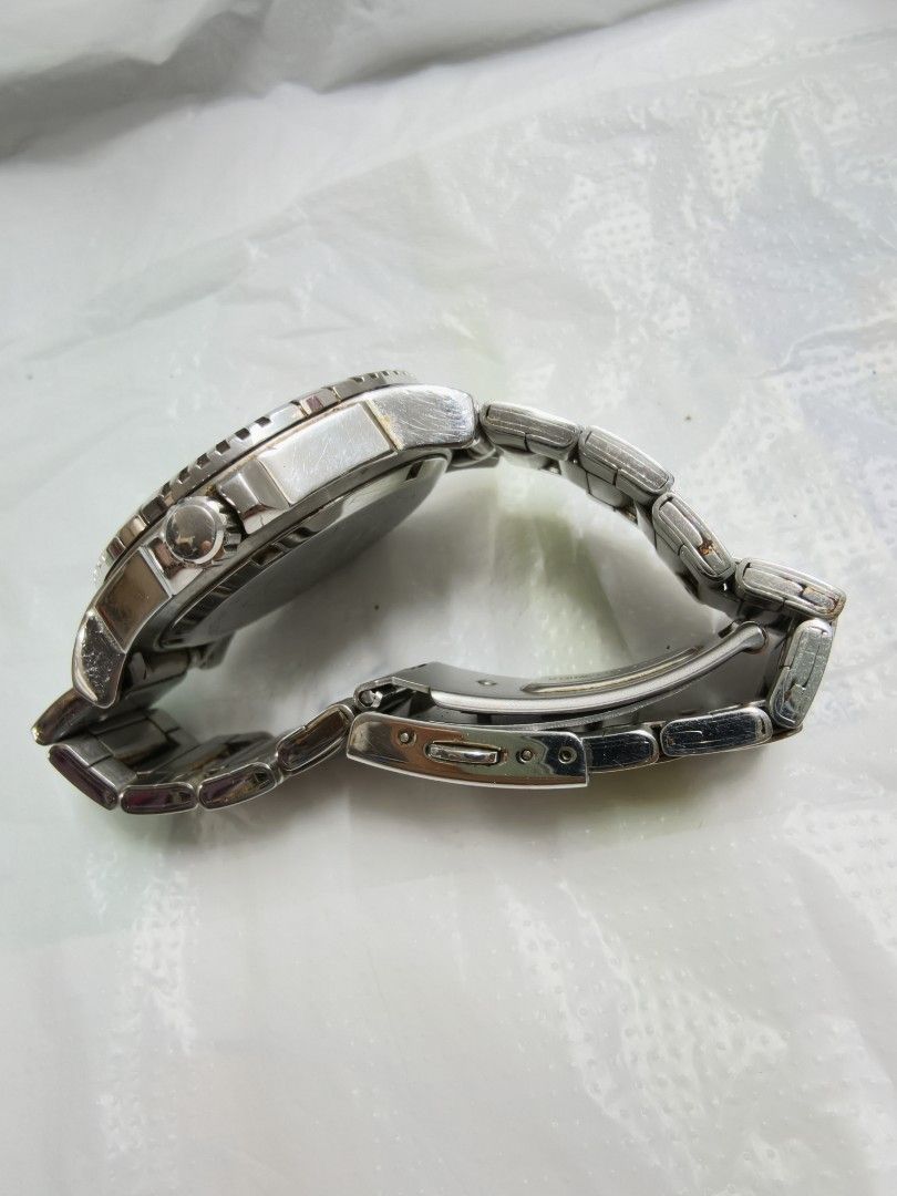 casio 潛水表 （分類：手錶）位於 Hong Kong。 由 lo_yeah 提交（商品編號 1467124199，圖片 6）。簡介： Casio 潛水表，行走正常。表圈可轉動有點緊。 石英電子表。 表圏40cm. 這是一隻 Casio（卡西歐） 的石英潛水錶，屬於經典的 Casio Duro / Marlin（槍魚）系列。 ​錶款的主要特徵包括： ​經典潛水錶設計：配備黑色旋轉錶圈（帶有清晰的數字刻度和三角形夜光標記）、黑色錶盤及大型立體時標。 ​標誌性圖案：錶盤 6 點鐘位置印有標誌性的「槍魚（Marlin）」標誌。 ​實用功能：3 點鐘方向設有日期顯示窗，具備 200 米（20 Bar）防水性能（WR 200M）以及石英機芯（Quartz）。 ​材質：不鏽鋼錶殼與金屬鏈帶。。