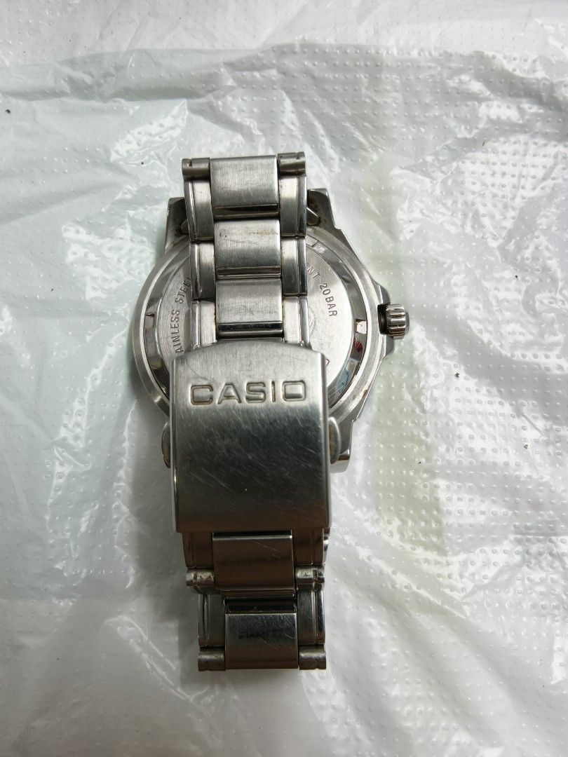 casio 潛水表 （分類：手錶）位於 Hong Kong。 由 lo_yeah 提交（商品編號 1467124199，圖片 7）。簡介： Casio 潛水表，行走正常。表圈可轉動有點緊。 石英電子表。 表圏40cm. 這是一隻 Casio（卡西歐） 的石英潛水錶，屬於經典的 Casio Duro / Marlin（槍魚）系列。 ​錶款的主要特徵包括： ​經典潛水錶設計：配備黑色旋轉錶圈（帶有清晰的數字刻度和三角形夜光標記）、黑色錶盤及大型立體時標。 ​標誌性圖案：錶盤 6 點鐘位置印有標誌性的「槍魚（Marlin）」標誌。 ​實用功能：3 點鐘方向設有日期顯示窗，具備 200 米（20 Bar）防水性能（WR 200M）以及石英機芯（Quartz）。 ​材質：不鏽鋼錶殼與金屬鏈帶。。