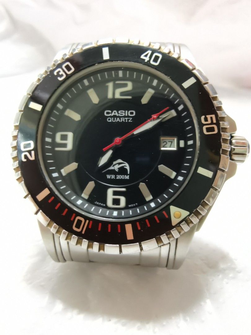 casio 潛水表 （分類：手錶）位於 Hong Kong。 由 lo_yeah 提交（商品編號 1467124199，圖片 5）。簡介： Casio 潛水表，行走正常。表圈可轉動有點緊。 石英電子表。 表圏40cm. 這是一隻 Casio（卡西歐） 的石英潛水錶，屬於經典的 Casio Duro / Marlin（槍魚）系列。 ​錶款的主要特徵包括： ​經典潛水錶設計：配備黑色旋轉錶圈（帶有清晰的數字刻度和三角形夜光標記）、黑色錶盤及大型立體時標。 ​標誌性圖案：錶盤 6 點鐘位置印有標誌性的「槍魚（Marlin）」標誌。 ​實用功能：3 點鐘方向設有日期顯示窗，具備 200 米（20 Bar）防水性能（WR 200M）以及石英機芯（Quartz）。 ​材質：不鏽鋼錶殼與金屬鏈帶。。