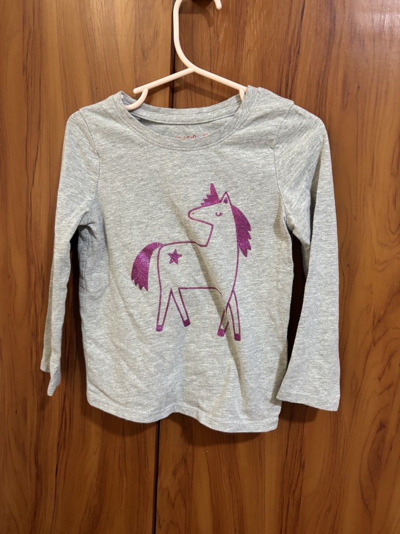 Cat & Jack Grey Unicorn Long Sleeve Top (Category: Babies & Kids Fashion) located in Manila. Submitted by wardrobeinmnl (Listing ID 1467011998, Image 1). Description: - Brand/Style: Cat & Jack grey long sleeve t-shirt - Size: 3T - Design: Purple glitter unicorn graphic with star detail - Neckline: Classic crew neck - Material: Soft and comfortable cotton blend - Care & Match: Easy to wash, versatile for pairing with pants or skirts - Condition: G