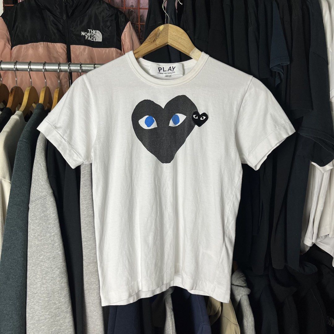 CDG PLAY BIG LOGO DESIGN (Category: Luxury Apparel) located in Daet. Submitted by wearthriftingcloth. (Listing ID 1467144230, Image 1). Description: 👕PLAY Size:S Measurement: W16xL21 Issue(s): NONE Condition: 9.5/10 Color rate: 9.5/10 ➡️Swipe- to see more detail pic 📌No Deleting/Cancelation‼️ 📌Color may Vary Due to Lighting‼️ 📌Please be responsible buyer Bogus/Flaker will be posted‼️ 📌All ltems Need Wash‼️.