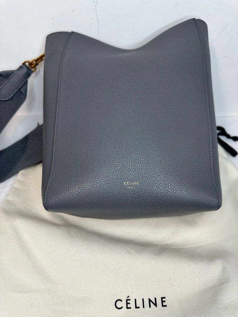 Celine bucket bag （分類：手袋及銀包）位於 Hong Kong。 由 reluxemansion 提交（商品編號 1466988107，圖片 3）。簡介： Celine bucket bag with dust bag. 90% new。