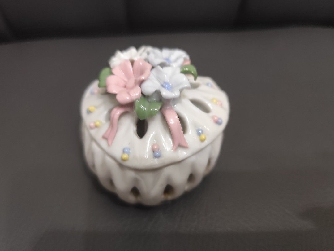 Ceramic Trinket Box (Category: Vases & Decorative Bowls) located in Dipolog. Submitted by thriftteata (Listing ID 1467146398, Image 1). Description: no chips.