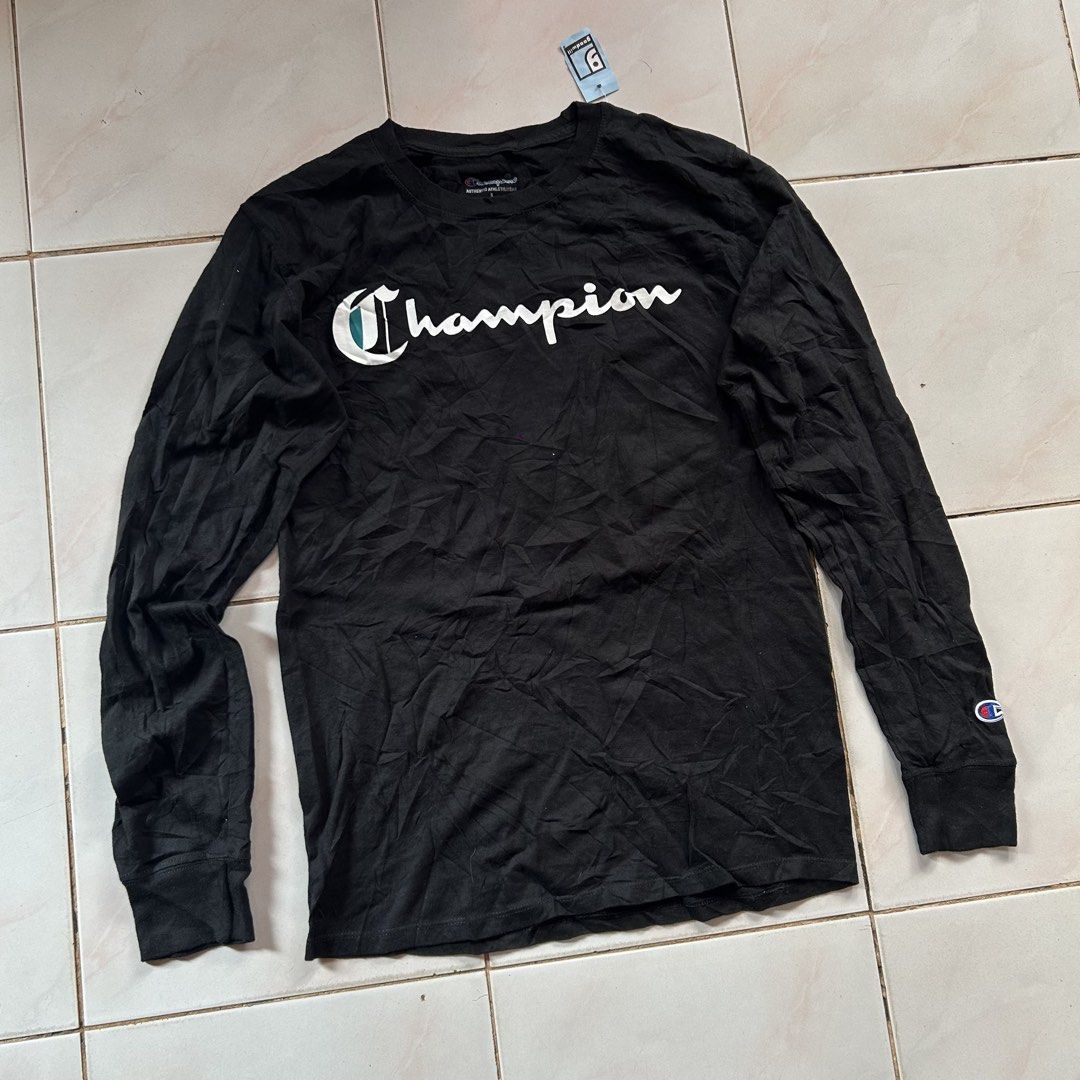 Champion Black Long Sleeve 🔥 (Category: Activewear) located in Jinoba-an. Submitted by eegiboy (Listing ID 1467026827, Image 3). Description: - Brand: Champion - Item: Long sleeve shirt - Color: Classic black with white and teal cursive logo - Size: Small - Material: Soft cotton - Features: Ribbed cuffs and iconic embroidered patch on left wrist - Condition: Excellent / Great for casual wear Wts: Champion longsleeve 🔥 Small-medium Dimes:19/27 G