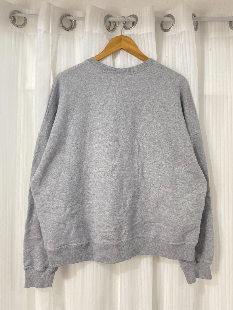 Champion boxy crewneck (Category: Activewear) located in Tarlac. Submitted by dinnuh4e (Listing ID 1467054635, Image 3). Description: Champion boxy crewneck 2xl 25x25.5 Excellent -450 Pm📥.