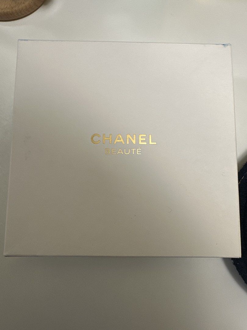 CHANEL BEAUTE 圓形呢絨化妝袋 連原裝盒 （分類：飾物及配件）位於 Hong Kong。 由 stayhappyeveryday12345 提交（商品編號 1467098665，圖片 2）。簡介： CHANEL BEAUTE 圓形呢絨化妝袋，深藍色粗呢面料，面頭有金色字。配埋白色原裝紙盒，有埋個盒，送禮或者自己擺野都得，質感幾特別。。