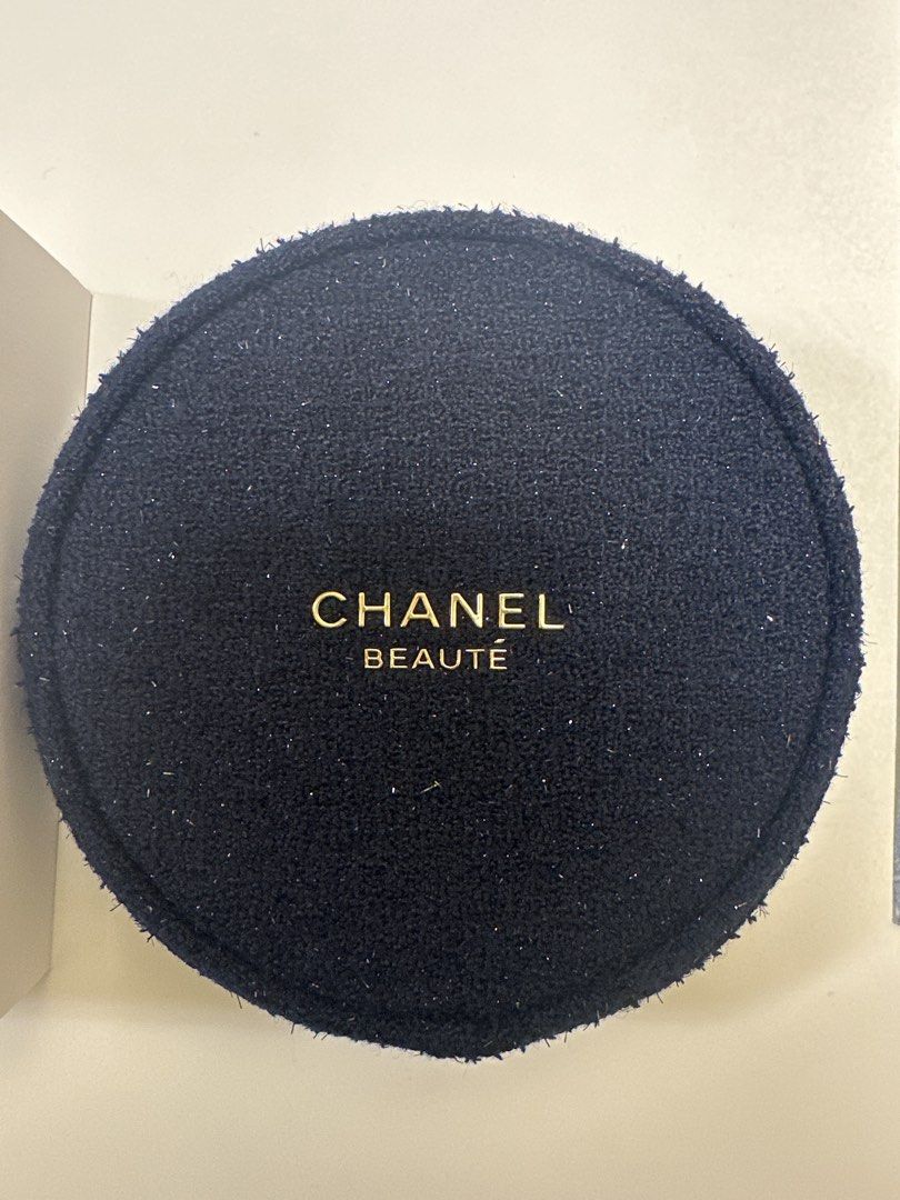 CHANEL BEAUTE 圓形呢絨化妝袋 連原裝盒 （分類：飾物及配件）位於 Hong Kong。 由 stayhappyeveryday12345 提交（商品編號 1467098665，圖片 1）。簡介： CHANEL BEAUTE 圓形呢絨化妝袋，深藍色粗呢面料，面頭有金色字。配埋白色原裝紙盒，有埋個盒，送禮或者自己擺野都得，質感幾特別。。
