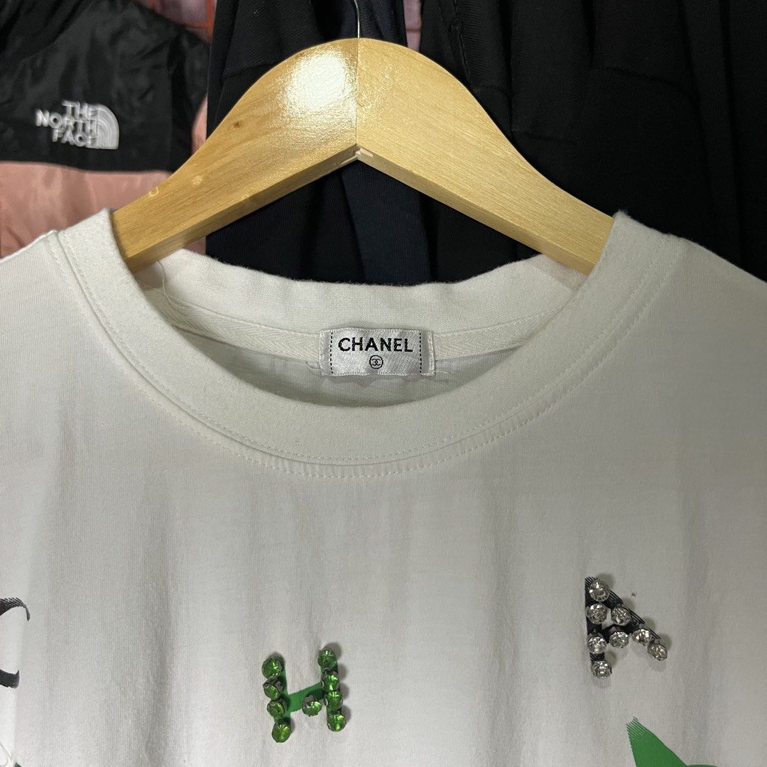 CHANEL PAINTED GRAPHICS DESIGN (Category: Luxury Apparel) located in Daet. Submitted by wearthriftingcloth. (Listing ID 1467143181, Image 3). Description: 👕 CHANEL Size:M Measurement: W19xL24 Issue(s): SEE ON PIC Condition: 9.5/10 Color rate: 9.5/10 ➡️Swipe- to see more detail pic 📌No Deleting/Cancelation‼️ 📌Color may Vary Due to Lighting‼️ 📌Please be responsible buyer Bogus/Flaker will be posted‼️ 📌All ltems Need Wash‼️.