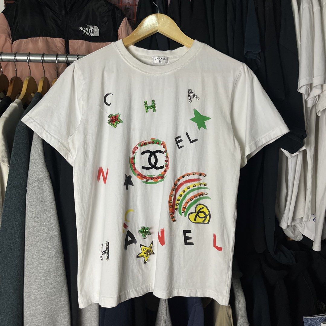 CHANEL PAINTED GRAPHICS DESIGN (Category: Luxury Apparel) located in Daet. Submitted by wearthriftingcloth. (Listing ID 1467143181, Image 1). Description: 👕 CHANEL Size:M Measurement: W19xL24 Issue(s): SEE ON PIC Condition: 9.5/10 Color rate: 9.5/10 ➡️Swipe- to see more detail pic 📌No Deleting/Cancelation‼️ 📌Color may Vary Due to Lighting‼️ 📌Please be responsible buyer Bogus/Flaker will be posted‼️ 📌All ltems Need Wash‼️.