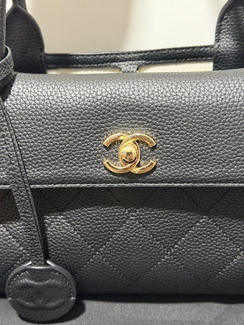 Chanel Top Handle (Category: Luxury Bags & Wallets) located in Quezon City. Submitted by musthaveluxe (Listing ID 1467137379, Image 2). Description: .