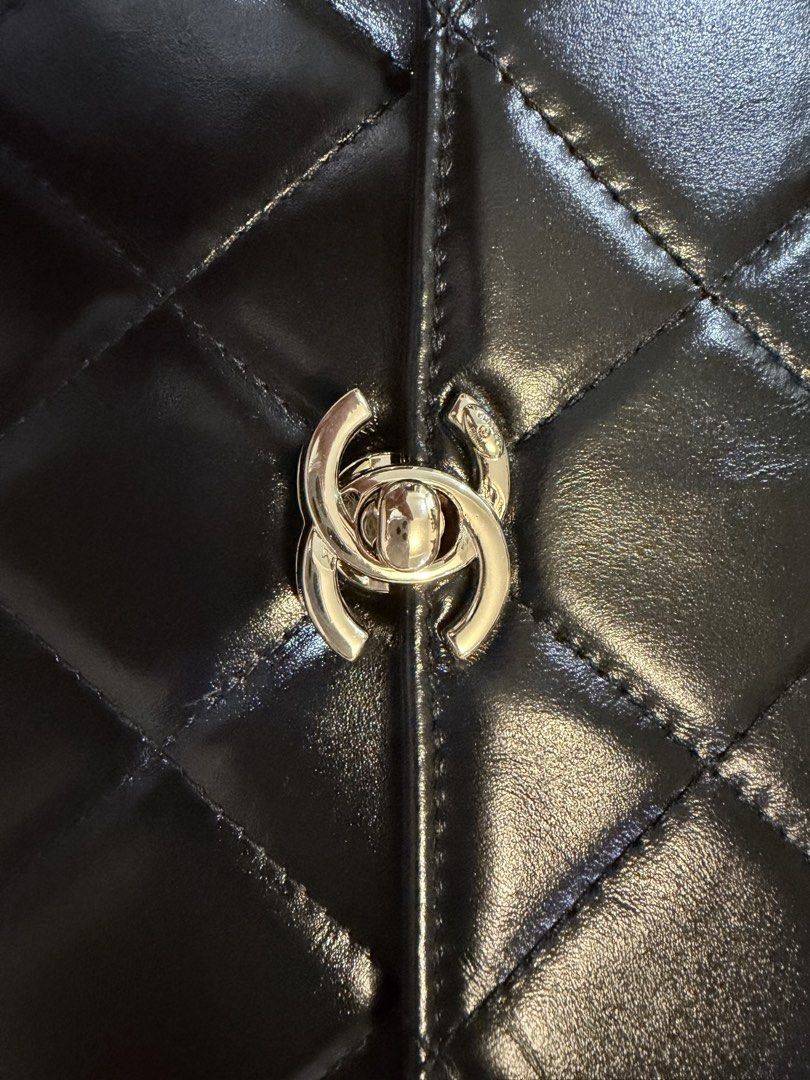 Chanel Vanity Chain Bag (Category: Luxury Bags & Wallets) located in Quezon City. Submitted by markandrewson1123 (Listing ID 1467135701, Image 2). Description: Chanel vanity bag in shiny calfskin Light gold hardware With slight flaw on the mirror (small stains) NGA.