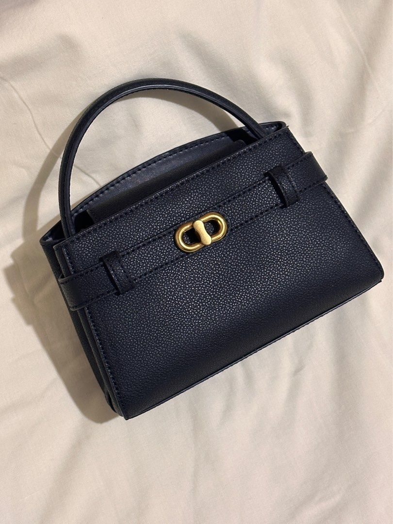 Charles & Keith Aubrielle Bag (Category: Cross-body Bags) located in Cavite. Submitted by thepalmstreet (Listing ID 1467036634, Image 1). Description: .