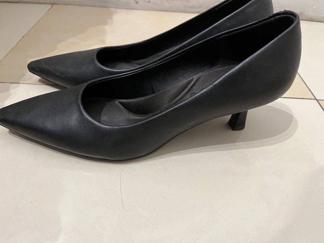 Charles & Keith Black Pointed Toe Kitten Heels (Category: Heels) located in Caloocan City. Submitted by ann_in_declutter (Listing ID 1467089062, Image 2). Description: Used only for job interviews Still in good condition I threw the box already.