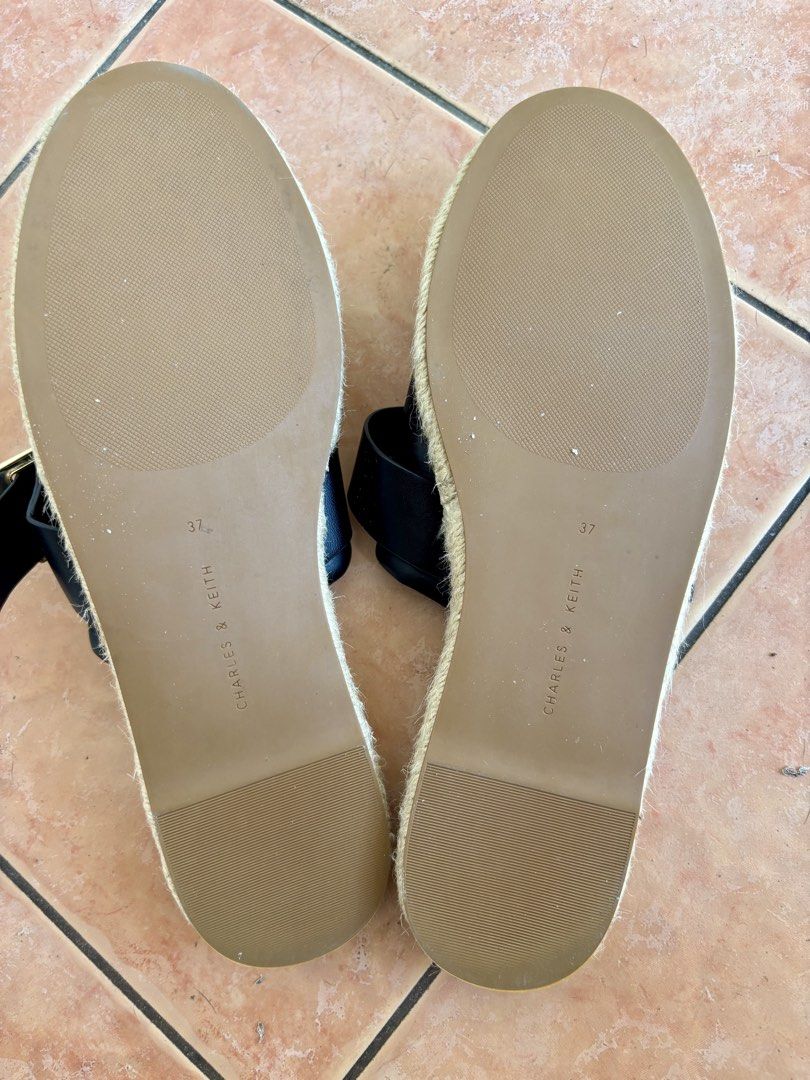 CHARLES N KEITH (Category: Flats & Sandals) located in Davao. Submitted by maria368 (Listing ID 1466979899, Image 3). Description: CHARLES N KEITH GOOD AS NEW SIZE 27/7/24cm no flaws.