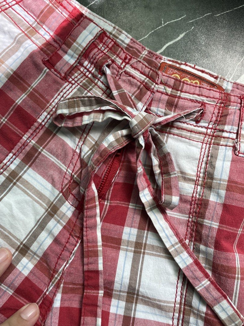 Checkered red shorts (Category: Shorts) located in Abucay. Submitted by tap-thrift (Listing ID 1467038161, Image 2). Description: .