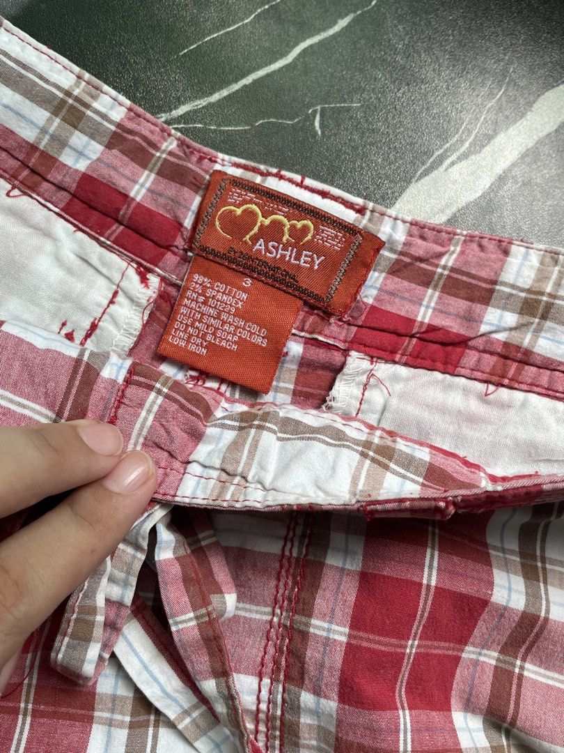 Checkered red shorts (Category: Shorts) located in Abucay. Submitted by tap-thrift (Listing ID 1467038161, Image 3). Description: .
