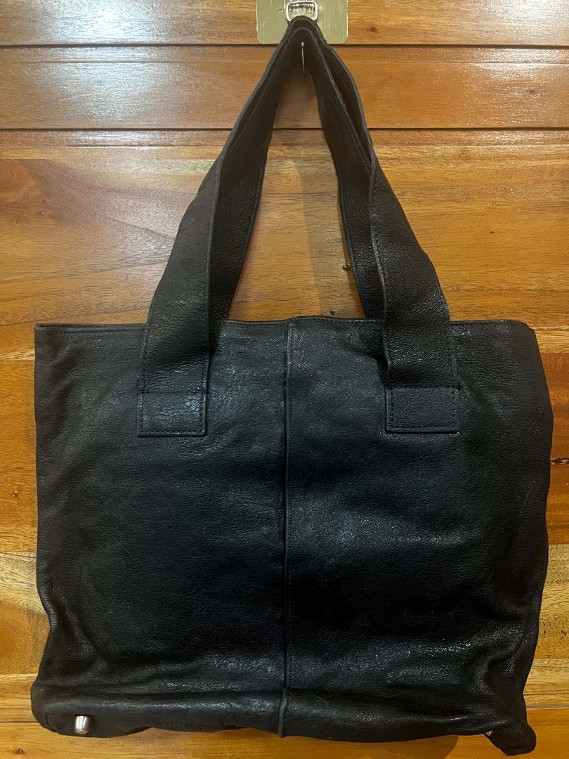 Chloé Saskia Leather Tote Bag (Category: Tote Bags) located in Tarlac. Submitted by kopi.roti (Listing ID 1467127307, Image 3). Description: .