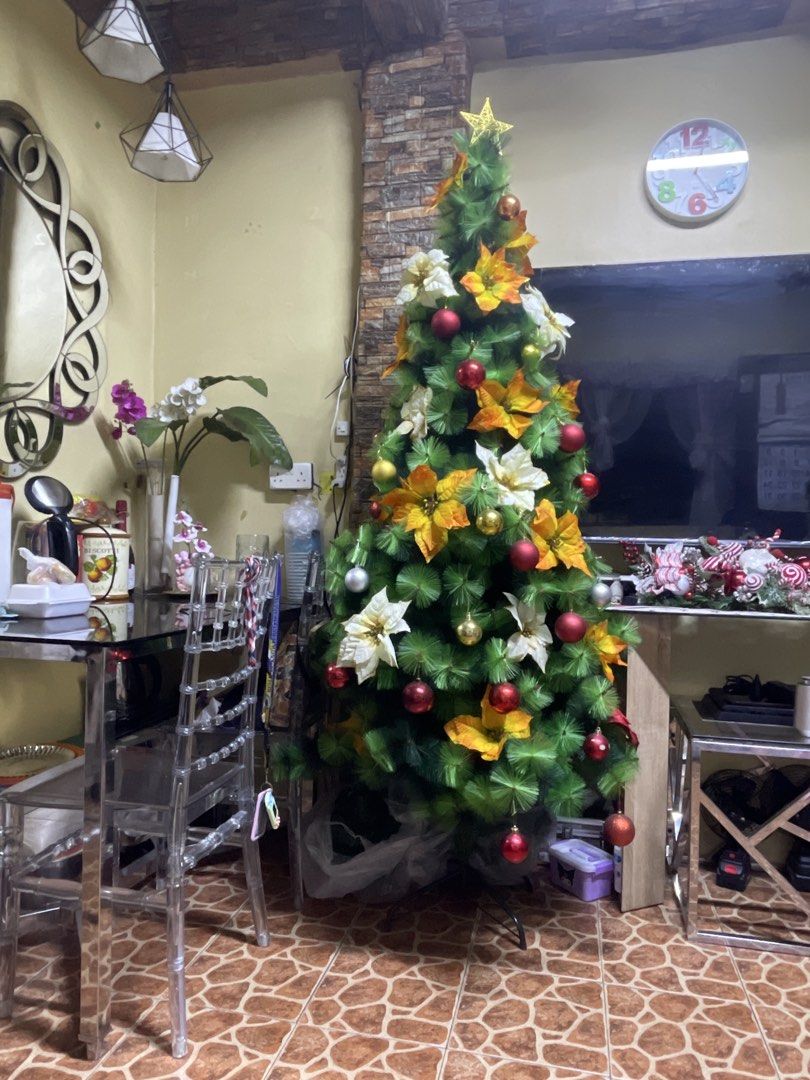 Christmas tree and decoration (Category: Other Home Furniture) located in Manila. Submitted by sabbylious (Listing ID 1467004588, Image 3). Description: .