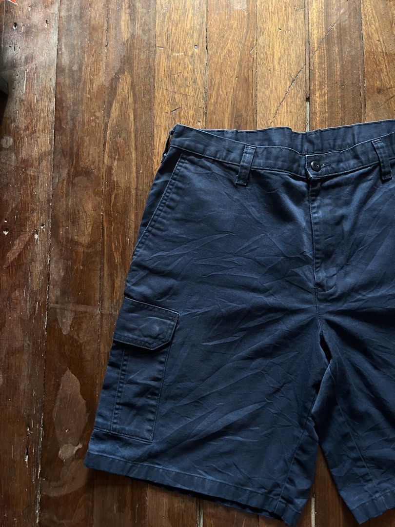 Cintas Work wear Comfort Flex Cargo Shorts (Category: Shorts) located in Los Banos. Submitted by lootmeup (Listing ID 1467043557, Image 3). Description: Cintas Work wear Comfort Flex Cargo Shorts Carhartt alternative Size: Width: 36 Length: 22 Leg opening: 14 Leg hole: 13 Mine P700.