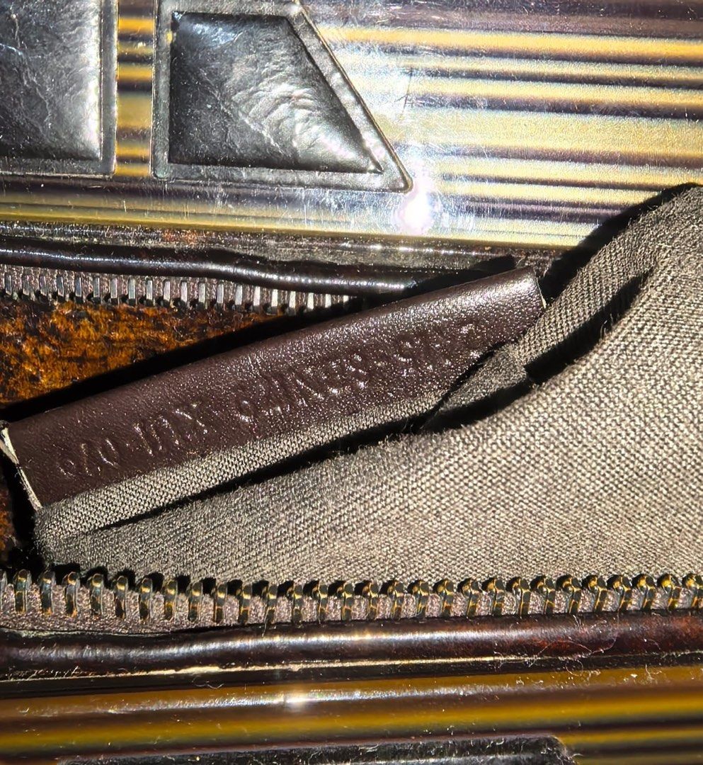 Classic (Category: Luxury Bags & Wallets) located in Sariaya. Submitted by hand2you14 (Listing ID 1466985891, Image 3). Description: Fen Di to u bag Classically wood inspired hand or shoulder bag In brownish patent leather Rank Ab .