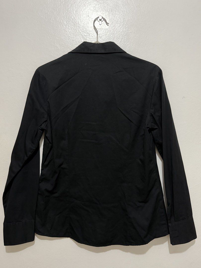 Classic Black Button-Down Long Sleeve Polo (Category: Longsleeves) located in Caloocan City. Submitted by ashpreloves (Listing ID 1467085729, Image 2). Description: - Size M-L - Long sleeves with collar and button cuffs - Thick fabric not flowy - Versatility: Easy to pair with trousers or skirts for work or casual days.