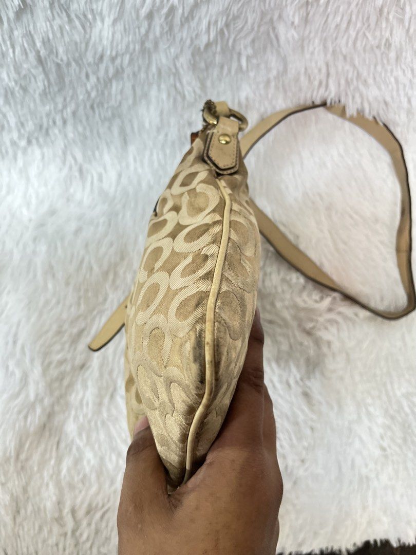 Coach (Category: Cross-body Bags) located in Cotabato. Submitted by big_cash (Listing ID 1467016875, Image 3). Description: .